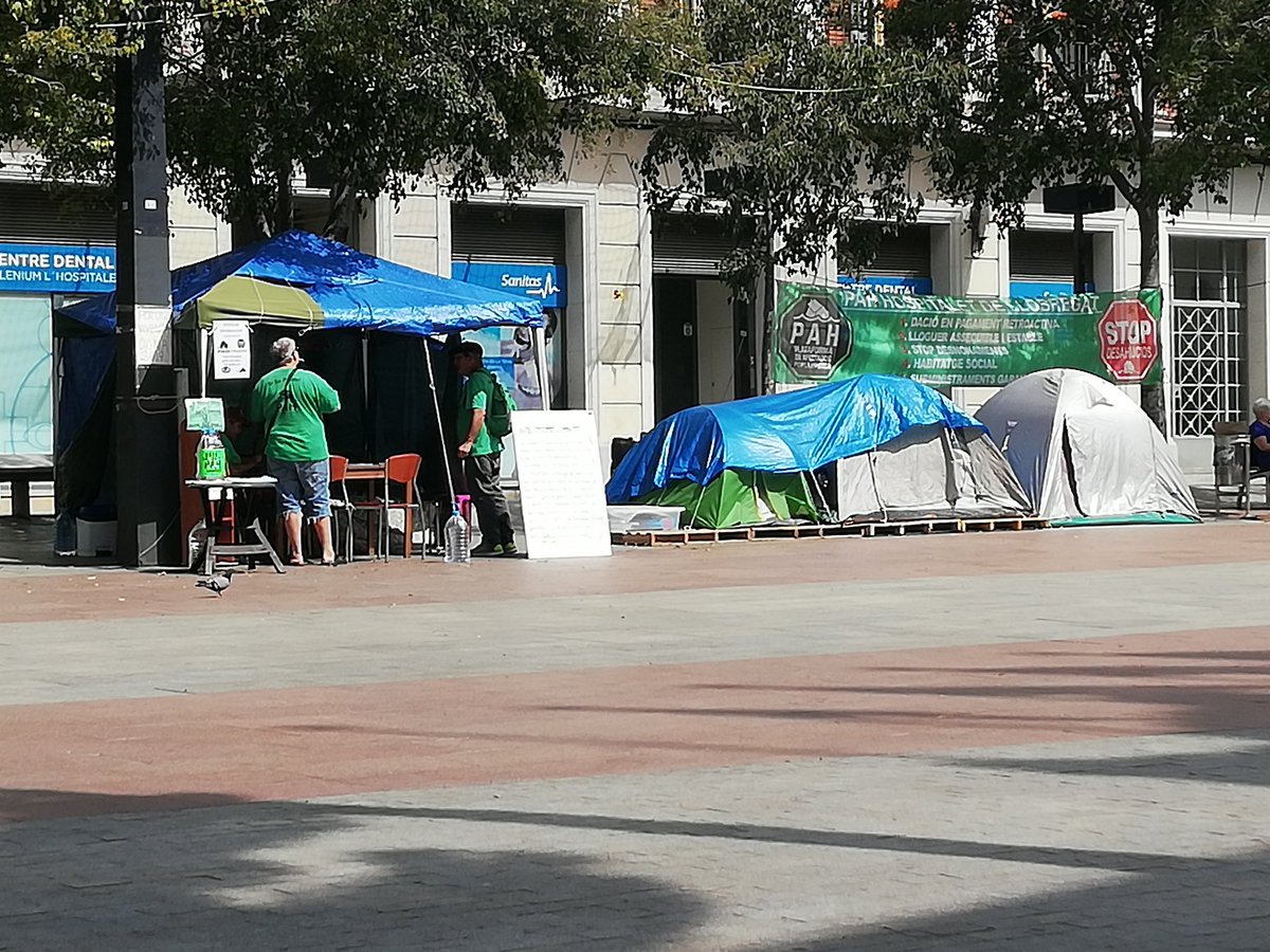 Un llamamiento a todas las pahs para Dar Apollo a <a href="/PAHLHOSPITALETL/">PAH L'HOSPITALET LL</a> día 3 septiembre  a una madre con un hijo están en la calle hace 34 días acampadas enfrente del ayuntamiento sin solución <a href="/LA_PAH/">Plataforma de Afectadas por la Hipoteca</a> hora a las 10:00 en plaça del ayuntamiento Hospitalet máxima difusión "AYUDA"