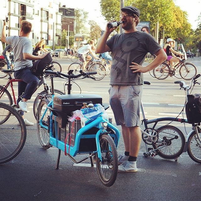 1000meilenwind's tweet photo. Mit dem Grill auf dem Bike bei der #criticalmass 
So macht Corken Spaß. .
.
.
#criticalmasscologne #cm #lastendrad #cargobike #emissionsfrei #schönergrillen #alkoholfrei #malzbier https://t.co/6FMZ6hiAqQ https://t.co/0cf5q3UvPF