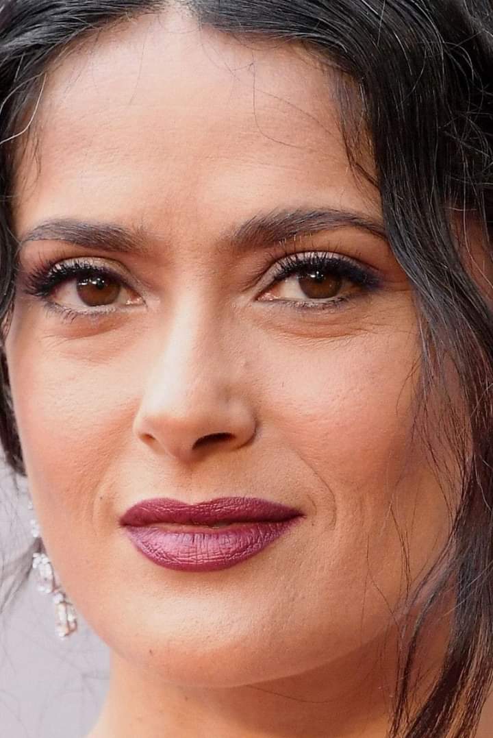 Ma a czarna po lunchu. Salma Hayek 53 today Happy Birthday 