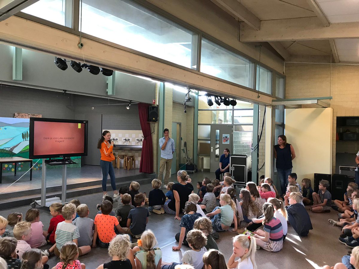 MiryanneRuijs's tweet photo. Vandaag heb ik op m'n oude basisschool @DeBolderik verteld over #WorldSkillsKazan2019! 😎 #worldskillsnl https://t.co/PlfEvizaeP