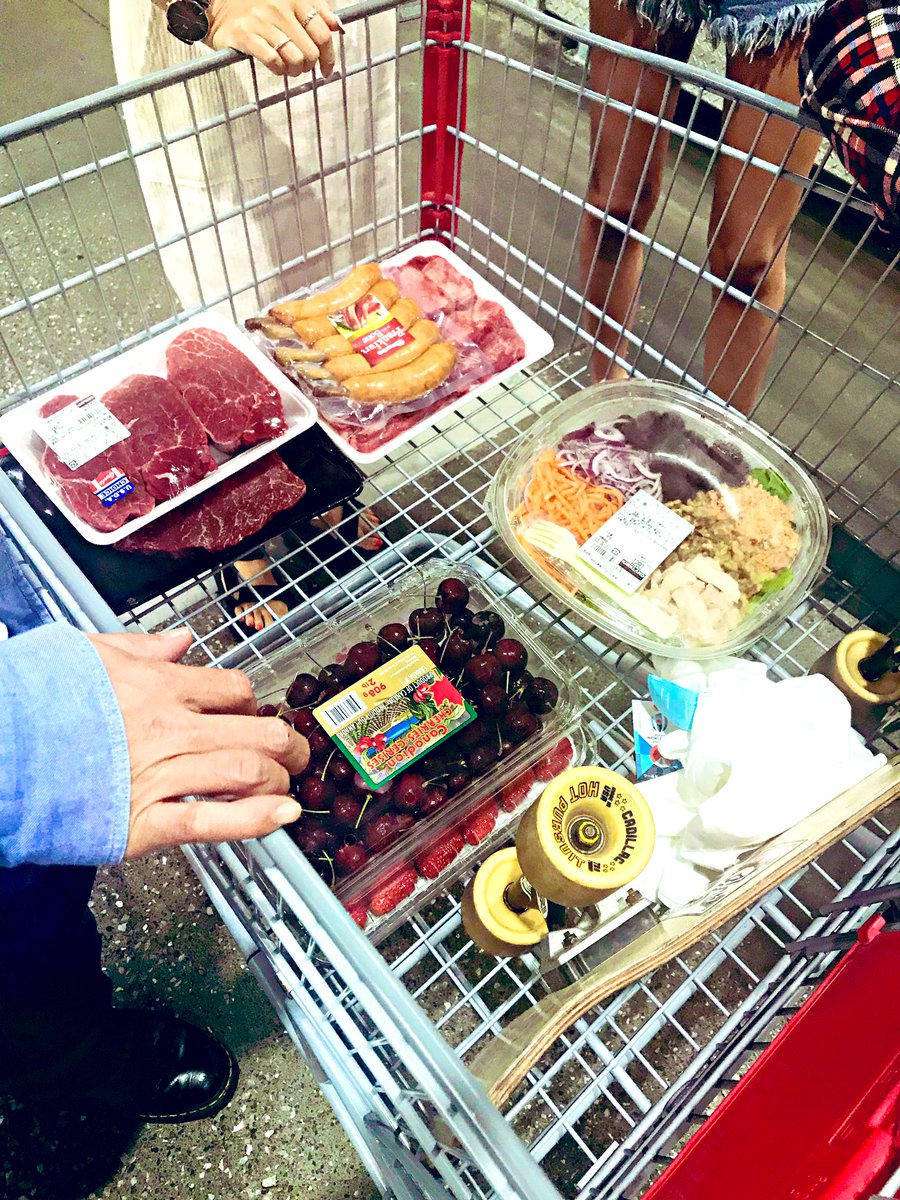 おそようございます🌙.*·̩͙😆

昨日はお得意様のお誘いでBBQ行ってきた😋
コストコでいっぱいお肉買ってからBBQ場に移動✨

横浜Redshoesのマー君はやっぱりバナナ似合う(笑)😆

じゅんちゃんあすかちゃんとも一層仲良くなれた❣️

#横浜 #Queen #アリス
#横浜 #eight #じゅん
#新横浜 #splash #あすか