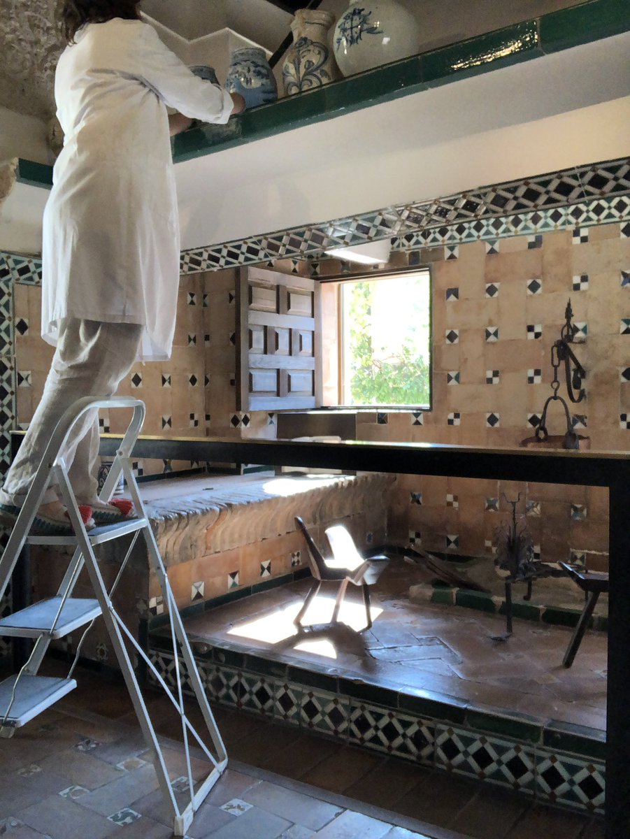 Conservadora-restauradora limpiando las cerámicas de la cocina