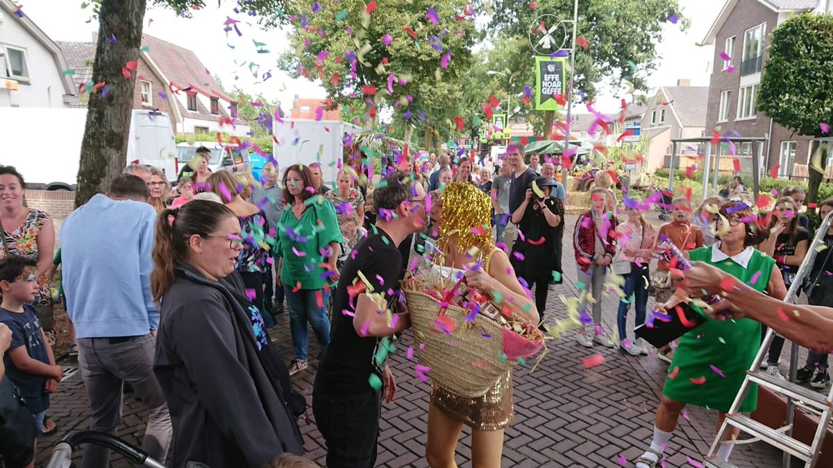 Nogmaals feliciteren we Joshua uit Heesch met zijn titel 'Miljoenste bezoeker van Effe noar Geffe'! Gisteren kregen hij en zijn gezin een warm onthaal van de Weeuwkes: dtvnieuws.nl/nieuws/artikel…