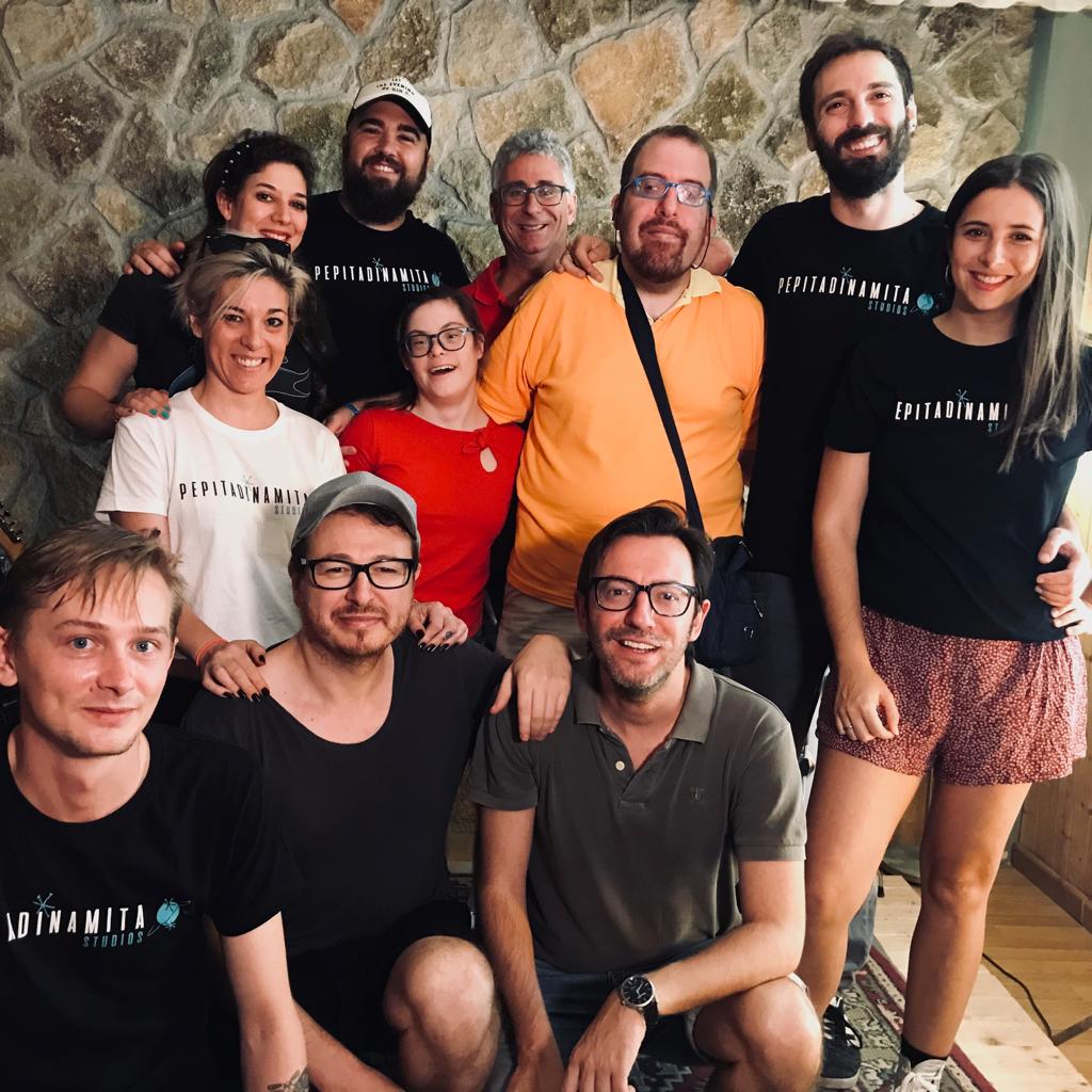 PepitaDStudios's tweet photo. ¡Hola Pepis! 🛸 ¿Qué tal la llegada de septiembre? 🤔⚡️💥
¡Nosotros a tope! Esta semana estamos grabando🎬📹 en Baeza algo muy chulo con los chicos de la peli de Campeones. Un nuevo proyecto que en breve os contaremos 💥, ¿os apetece?😁

#Productora #Work #Working #Pepitadinamita https://t.co/wBlCca8QsY