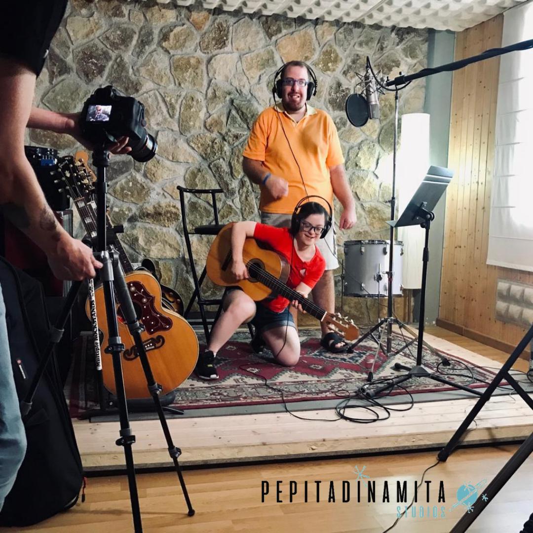 PepitaDStudios's tweet photo. ¡Hola Pepis! 🛸 ¿Qué tal la llegada de septiembre? 🤔⚡️💥
¡Nosotros a tope! Esta semana estamos grabando🎬📹 en Baeza algo muy chulo con los chicos de la peli de Campeones. Un nuevo proyecto que en breve os contaremos 💥, ¿os apetece?😁

#Productora #Work #Working #Pepitadinamita https://t.co/wBlCca8QsY