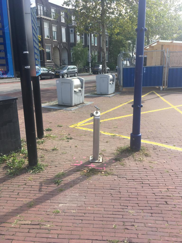 StationspleinZ's tweet photo. Er is door Boskalis een fietspomp geplaatst aan de Oosterlaan, ter hoogte van de ondergrondse containers kan iedereen terecht om een fietsband op te pompen! https://t.co/tSVWQSc8ml