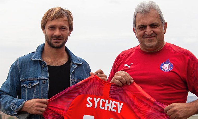 FC_Pyunik's tweet photo. Welcome Dmitri Sychev 🔵🔴
#Pyunik #Sychev https://t.co/OD7zF9Aqhs