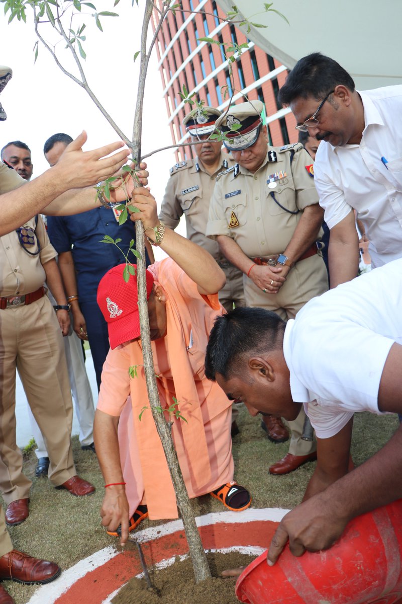 Uppolice's tweet photo. #UPPolice के नवनिर्मित पुलिस मुख्यालय के लोकार्पण के अवसर पर वृक्षारोपण करते हेतु #UPCM श्री @myogiadityanath जी #HQUPPolice https://t.co/eaxff33Xd1