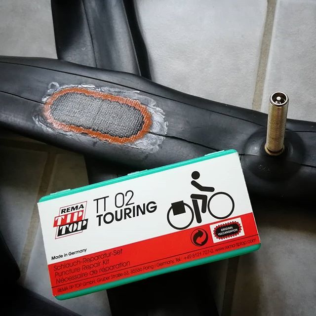 Velogi_com's tweet photo. Rengas puhki venttiilin puolelta eli renkaan susäpinnalta? Tästäkin voi päätellä jotain. Lisää aiheesta tiistain videolla. #pyöräily #rengashommat #rematiptop #velogi https://t.co/mZOKtS08Vc https://t.co/ZfXKkhtyXf