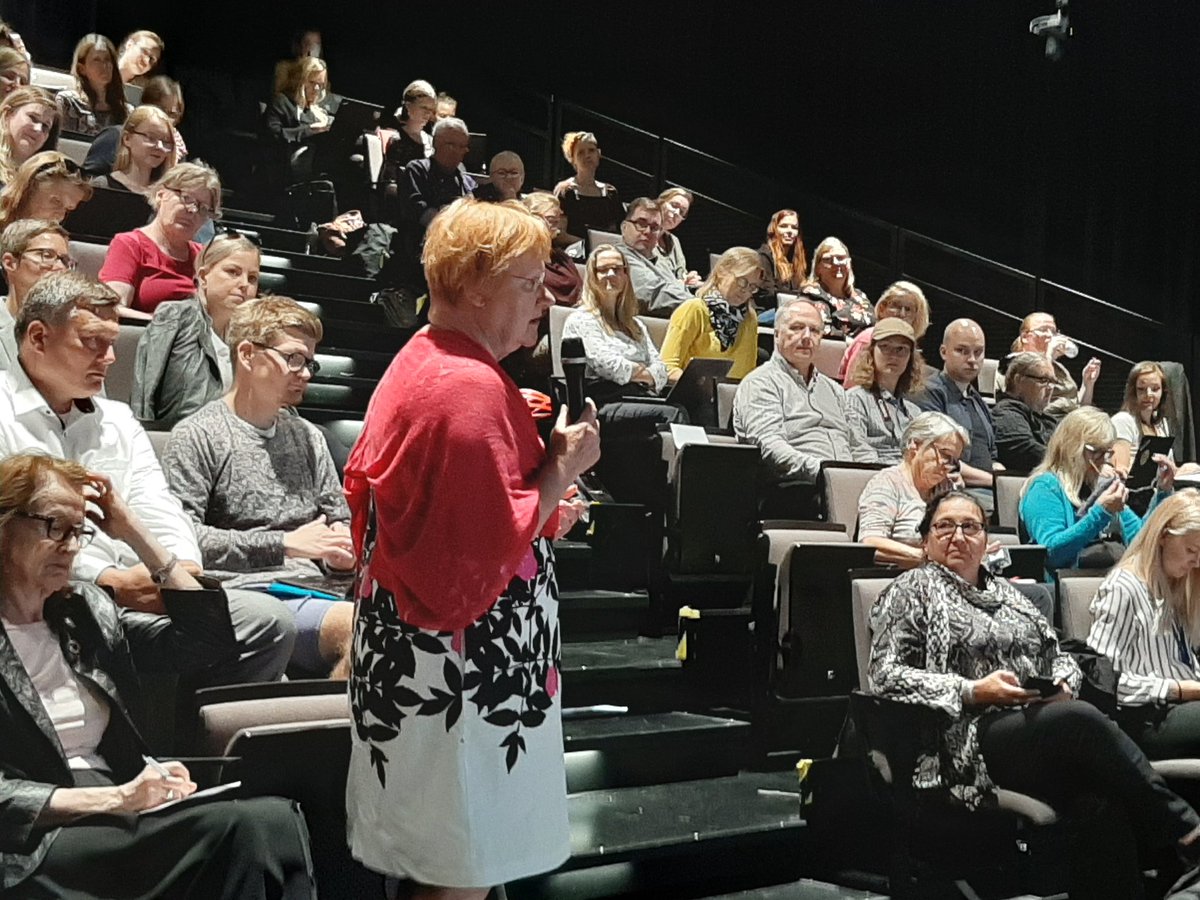 UNAFinland's tweet photo. Presidentti @TarjaHalonen toteaa olleensa positiivisesti yllättynyt siitä, miten yritysnmaailmassa monet ovat lähteneet edelläkävijöinä edistämään kestävää kehitystä. #Agenda2030 #ykliitto #kestäväkehitys https://t.co/mg8fgICpBE