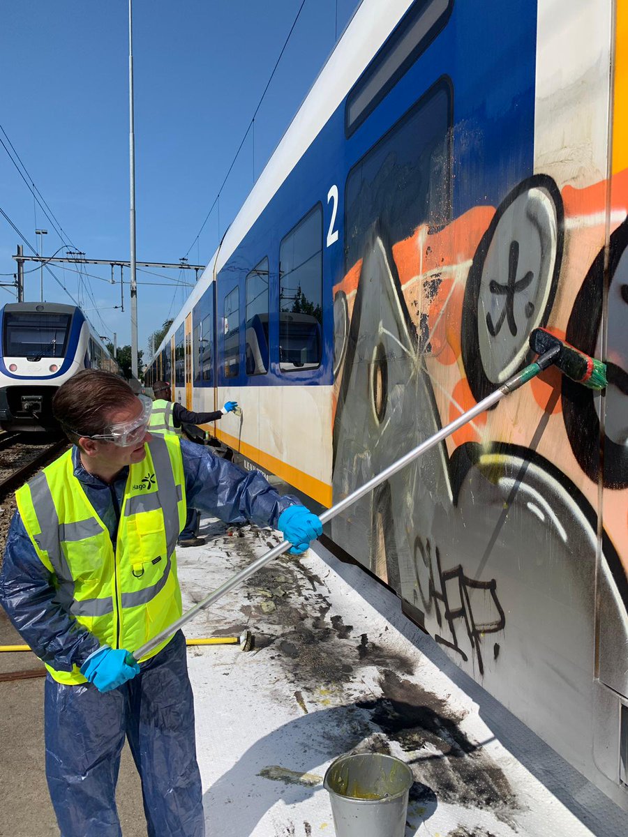 Iedereen weer terug van vakantie? Onze directeur in ieder geval wel. En hij steekt meteen de handen uit de mouwen bij onze graffiti-collega's. Goed bezig Evert! #schoonmakersvantreinendnederland