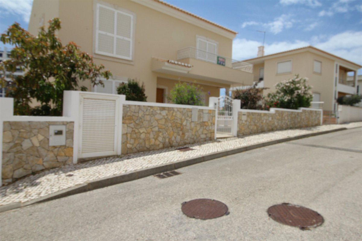 PTPropertyShow's tweet photo. A short walk to the buzzing Praia da Rocha &amp; all amenities such as shops, restaurants, cafes, bars &amp; more... 👣🏖🍹☀️

450,000€ | https://t.co/KGRsg6Gh5T

🎈@Opropertyshow - Sept 7-8, 2019
Free Tickets 🎟👉 https://t.co/YK0j2WaPNP 👈

#NewHome #RealEstate #Algarve #Portugal https://t.co/PbtmFKQvUq