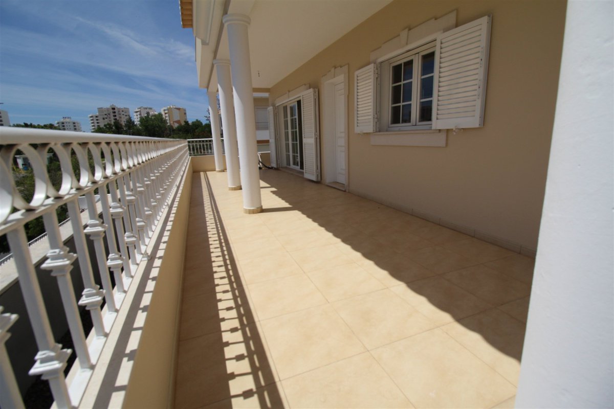 PTPropertyShow's tweet photo. A short walk to the buzzing Praia da Rocha &amp; all amenities such as shops, restaurants, cafes, bars &amp; more... 👣🏖🍹☀️

450,000€ | https://t.co/KGRsg6Gh5T

🎈@Opropertyshow - Sept 7-8, 2019
Free Tickets 🎟👉 https://t.co/YK0j2WaPNP 👈

#NewHome #RealEstate #Algarve #Portugal https://t.co/PbtmFKQvUq