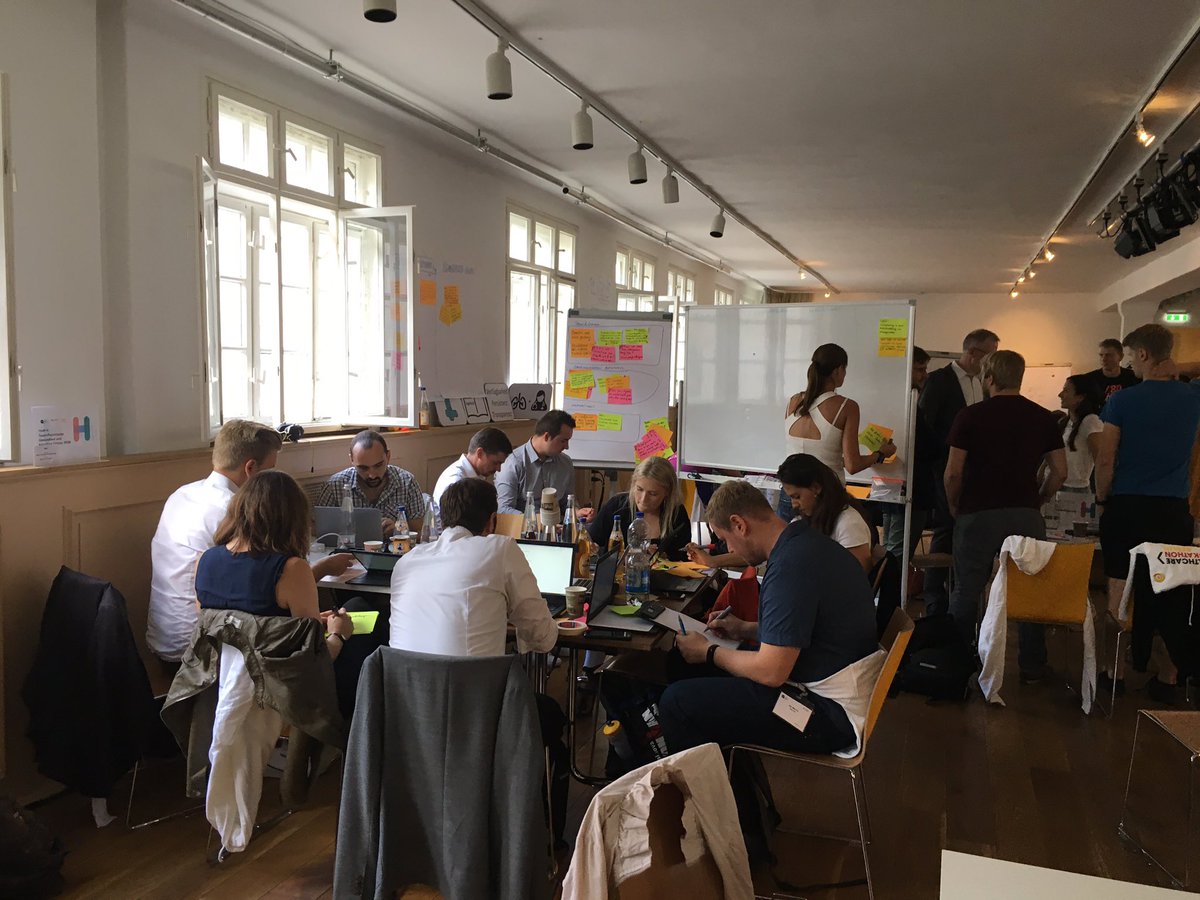 Es wird fleißig gehackt! Die Teams arbeiten an den Challenges. #healthhack19 <a href="/BMG_Bund/">Bundesgesundheitsministerium</a> <a href="/hlthhack/">DER Healthcare Hackathon</a>