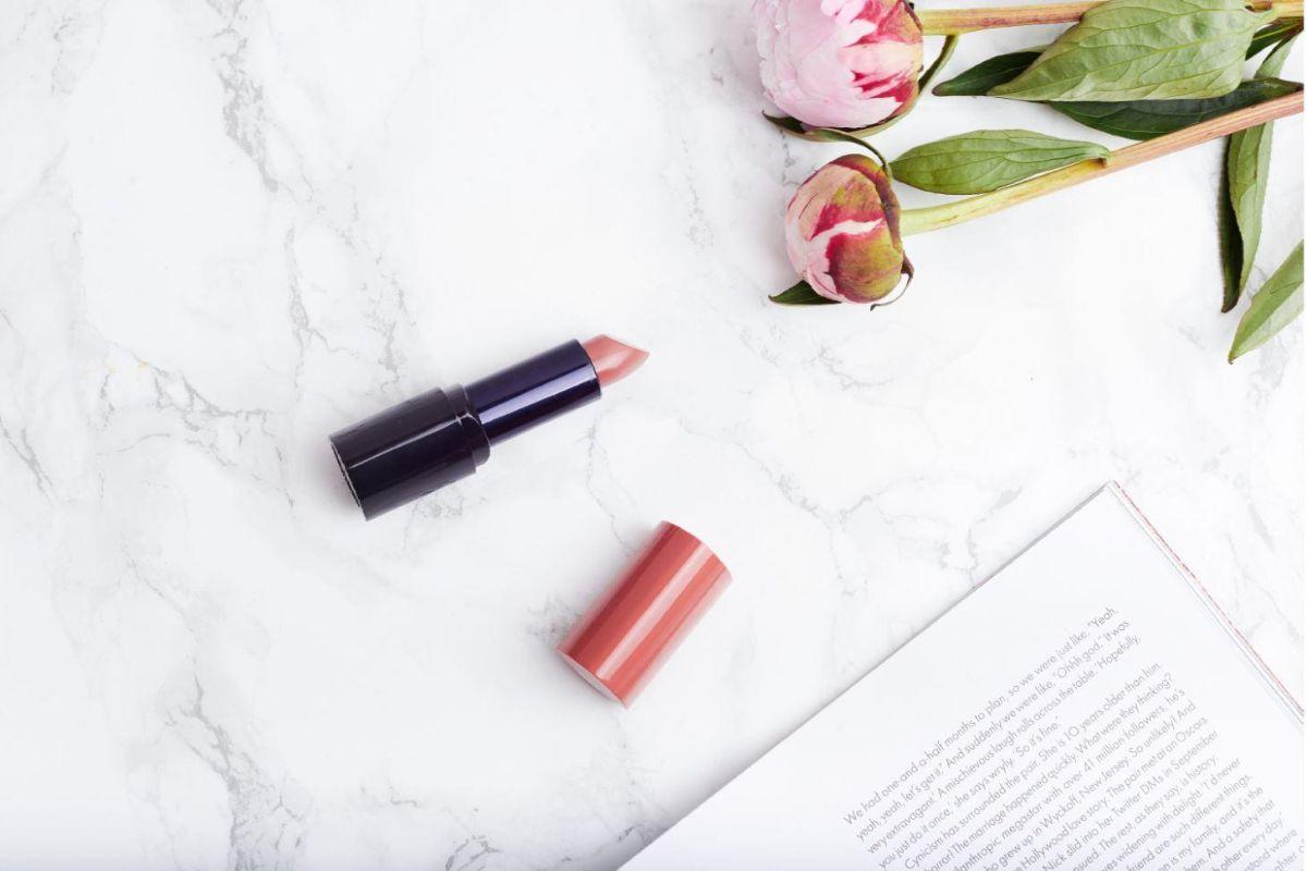 LoveHauschka's tweet photo. Create the perfect nude lip with our NEW Lipstick 20 Rosewood. It combines the caring ingredients of rose petals and almond oil to nourish the lips while adding a touch of colour. Shop now >> https://t.co/umNxBovox2 #lovehauschka #naturalspirit https://t.co/NHpKw8ET0P
