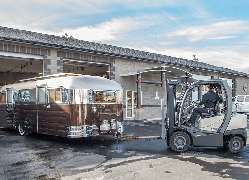 crown_europe_en's tweet photo. In this company, retro caravans and Crown forklifts are a dream team: At Flyte Camp, Crown's Wave and C-5 Series forklift trucks increase productivity in a challenging work environment. #CrownAtWork https://t.co/4e79xpJm3s https://t.co/zucj9eWy7r