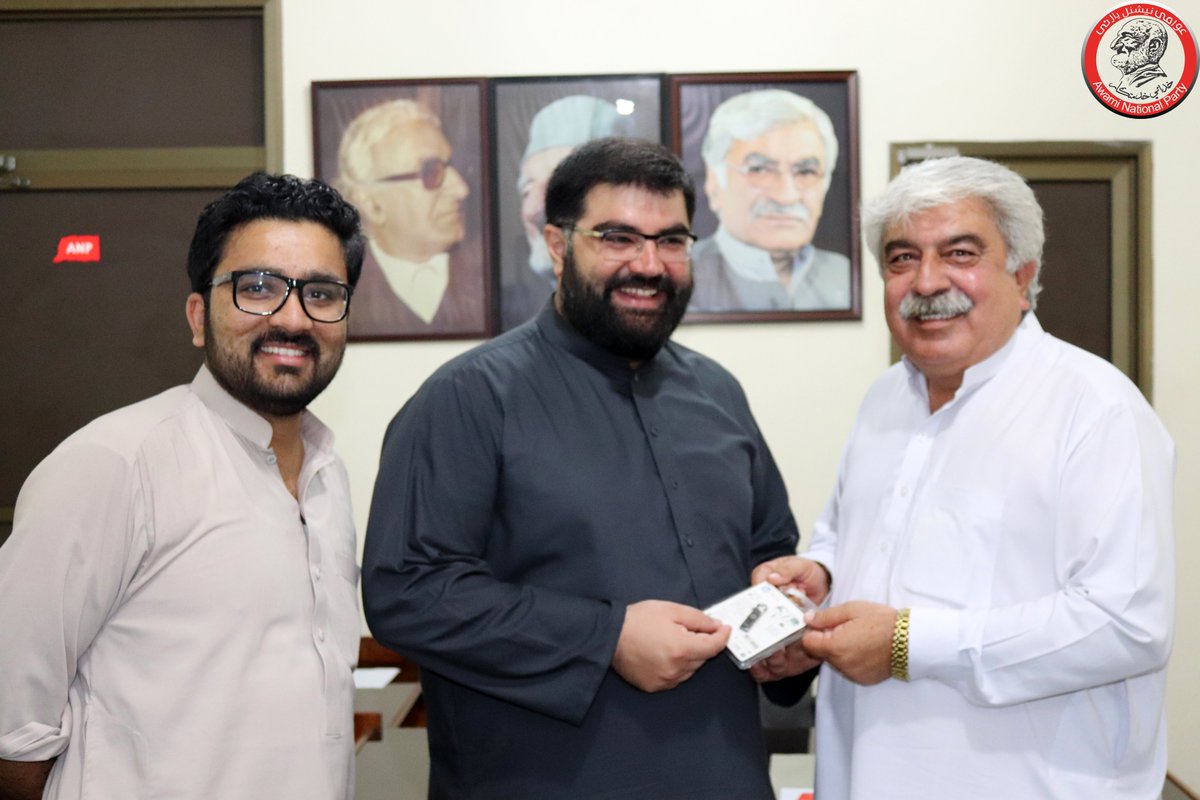 ANPMarkaz's tweet photo. عوامی نیشنل پارٹی کے مرکزی نائب صدر حسین شاہ صوبائی صدر ایمل ولی خان کو ولی خان کا ایک دن جیو کے ساتھ پروگرام باچا خان مرکز کے آرکائیوز کیلئے بطور تحفہ دے رہے ��یں
یاد رہے کہ یہ پروگرام بہت جلد آپ کیلئے نشر کیا جائیگا۔ https://t.co/f1GtYsRsTD
