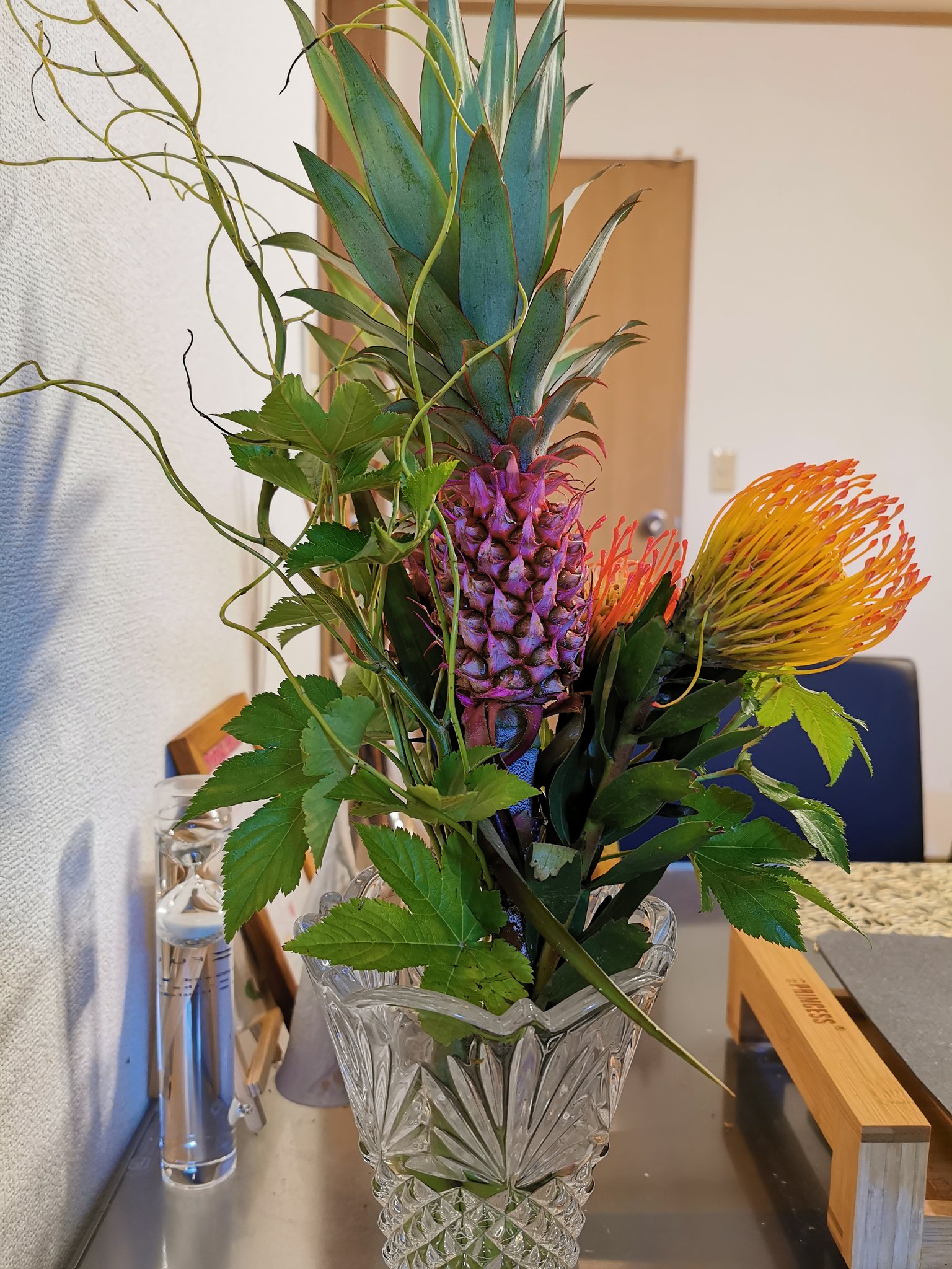 Yusuke Hayashi 林祐輔 晩夏の生花 花瓶にパイナップルが挿さっているのが もの珍しくて面白い T Co Kws3bunyf6 Twitter