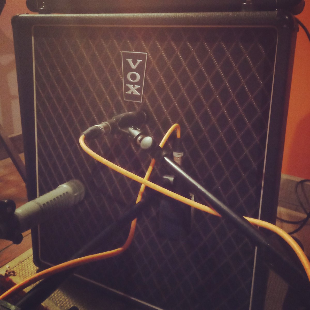 It's #microphonemonday again! Here's my bass setup from Saturday at @voltalab - there's an RE20, an SM57 & a D12
.
#studiolife #gearporn #microphones #recording #microphonemonday