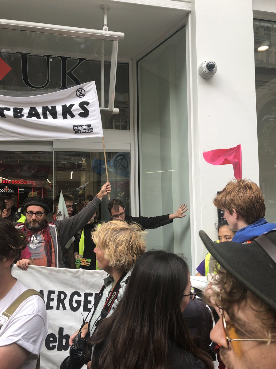 uforadio_'s tweet photo. protesters have glued themselves to @HSBC to further demonstrate their opposition to their involvement in fossil fuels @ExtinctionR @XR_MCR #NorthernRebellionXR https://t.co/Cxxx2mXpFH
