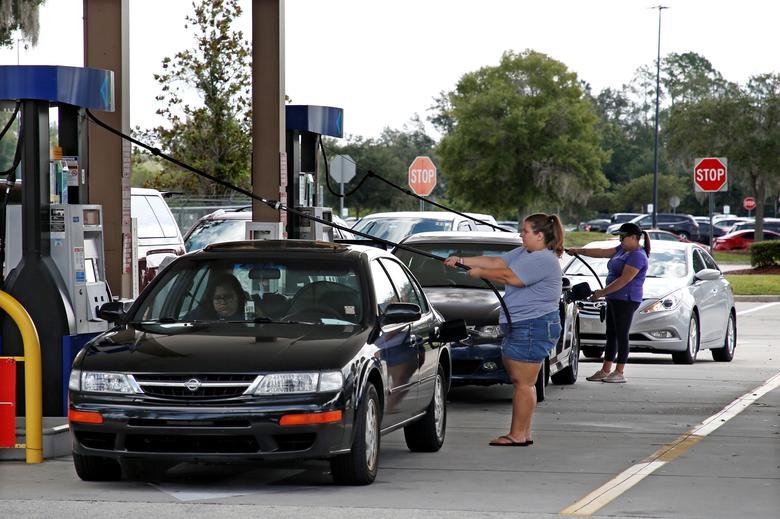escondidos's tweet photo. Local residents fill their cars with gas after waiting in line ahead of the arrival of #HurricaneDorian in Kissimmee, #Florida https://t.co/JsHrJSmi5c