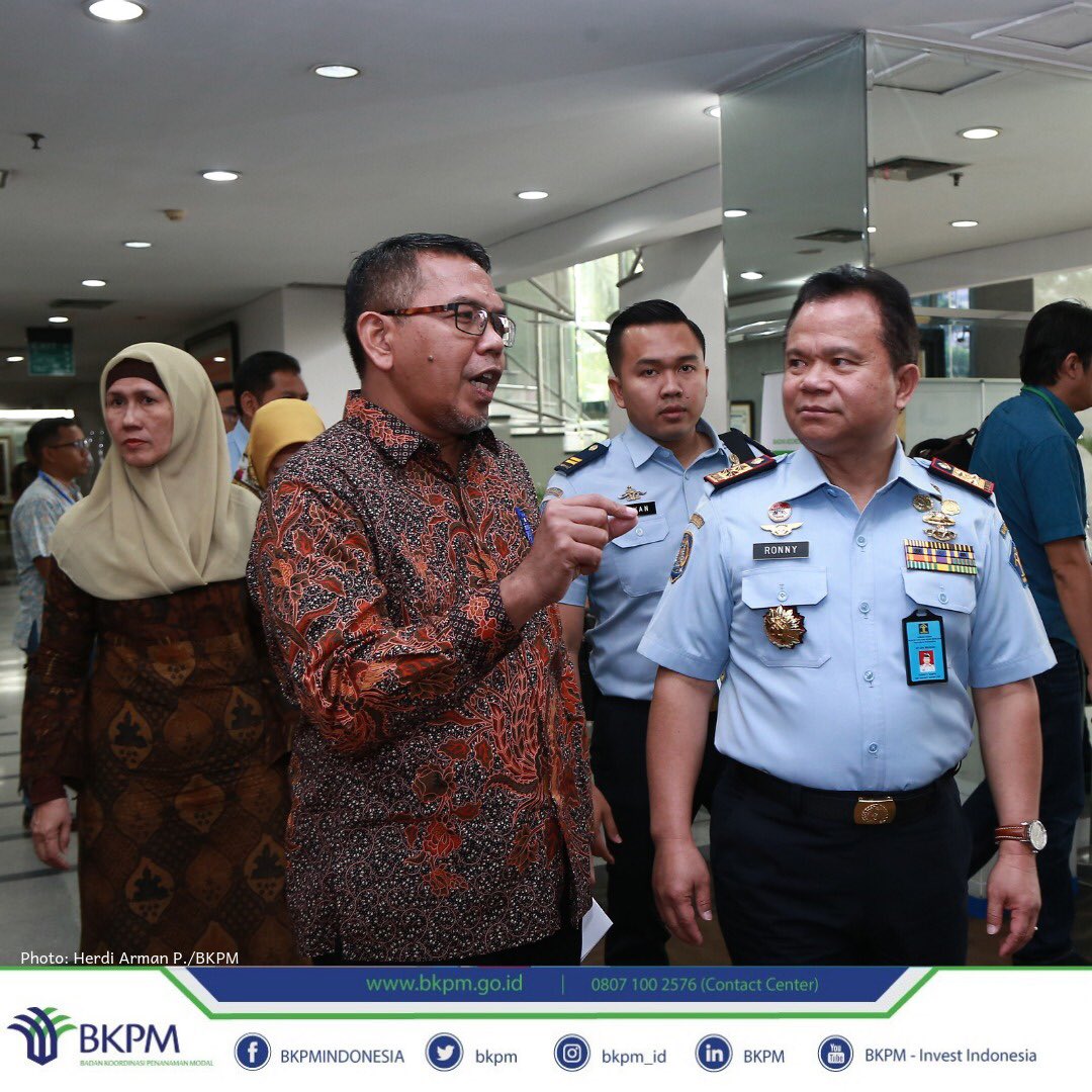 bkpm's tweet photo. Senin (2/9), Deputi Bidang Pelayanan PM @bkpm Husen Maulana dan Dirjen Imigrasi @ditjen_imigrasi Ronny F Sompie melakukan Konferensi Pers dalam rangka Integrasi Sistem Informasi dan Manajemen Keimigrasian (#SIMKIM) dengan Online Single Submission (#OSS). https://t.co/YOHRQQHk0t