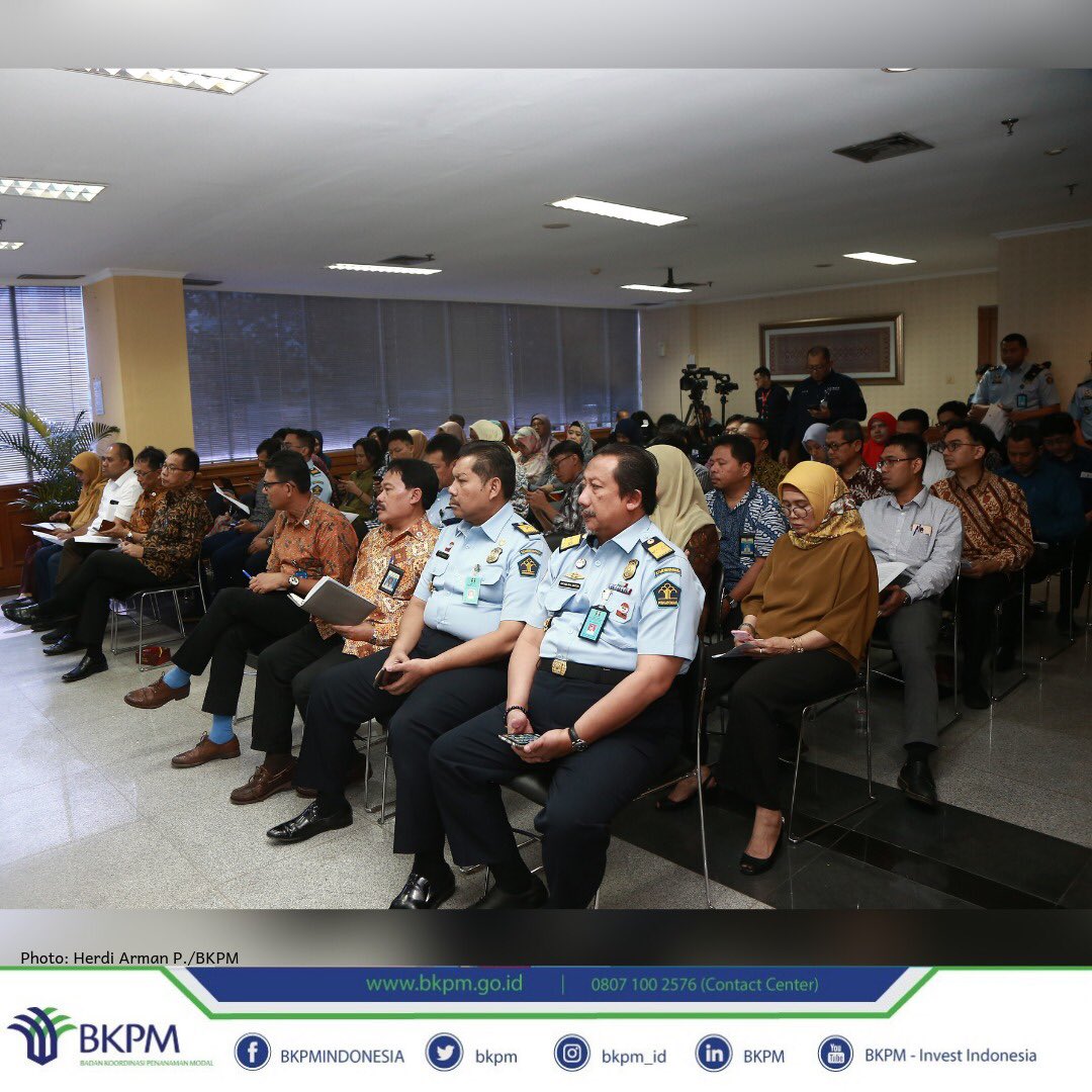 bkpm's tweet photo. Senin (2/9), Deputi Bidang Pelayanan PM @bkpm Husen Maulana dan Dirjen Imigrasi @ditjen_imigrasi Ronny F Sompie melakukan Konferensi Pers dalam rangka Integrasi Sistem Informasi dan Manajemen Keimigrasian (#SIMKIM) dengan Online Single Submission (#OSS). https://t.co/YOHRQQHk0t