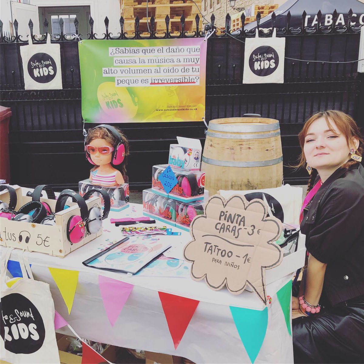 SafeNSoundKids's tweet photo. Muchas gracias @muwi_fest La Rioja por habernos invitado a ayudar a las familias asistentes a proteger a sus pequeños. 
Gracias a los más de 40 peques que se protegieron con nuestros 🎧 ¡Cuidemos los 👂🏼👂🏼 del festivalero del mañana HOY! 
#muwifest 
Next stop @ebrovision ☀️👌🏾 https://t.co/A7kaqyz3bh