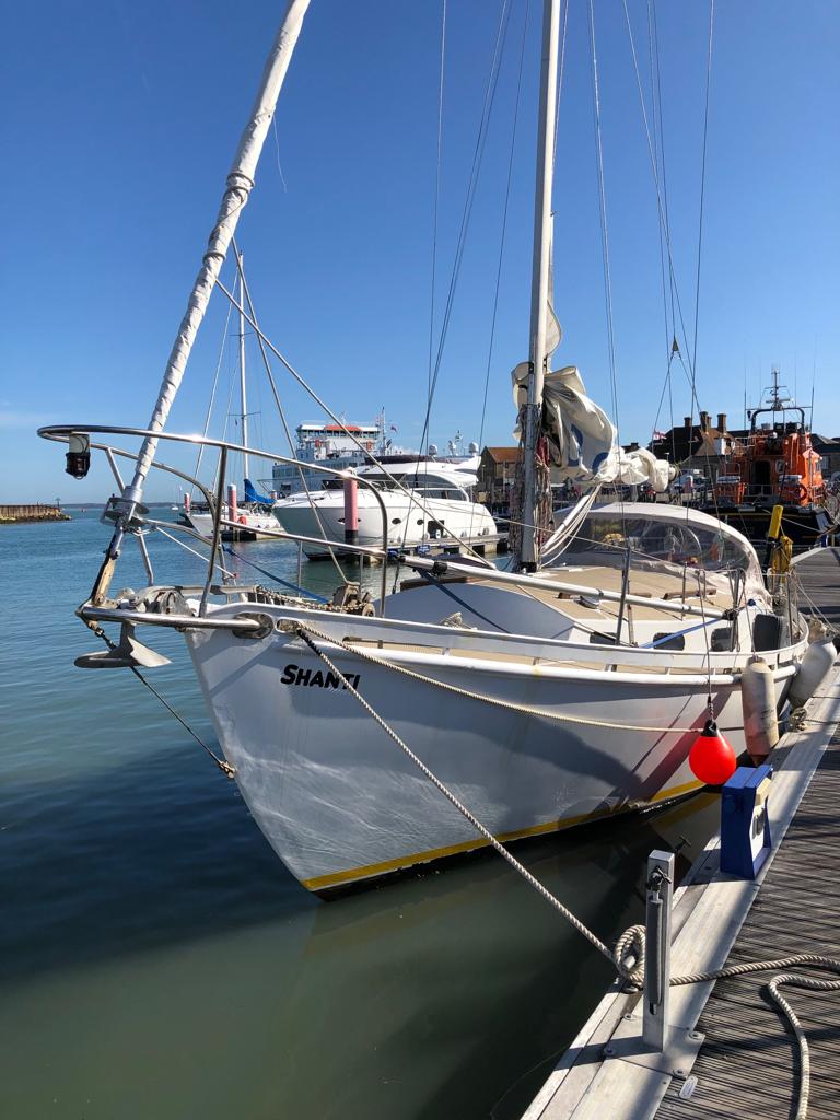 Tasked today at 08:57 to assist Yarmouth ALB escorting a vessel into harbour after a lengthy tow from south of the Island. Also onboard was a 75yr old male with medical concerns who was assessed by the @FreshwaterFire Co-Ro before being handed onto an ambulance crew.
RTS 11:15.