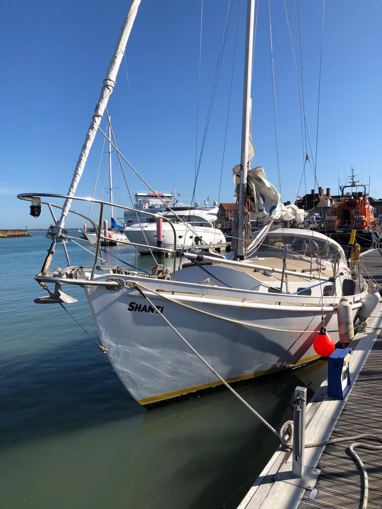 Tasked today at 08:57 to assist Yarmouth ALB escorting a vessel into harbour after a lengthy tow from south of the Island. Also onboard was a 75yr old male with medical concerns who was assessed by the @FreshwaterFire Co-Ro before being handed onto an ambulance crew. RTS 11:15.