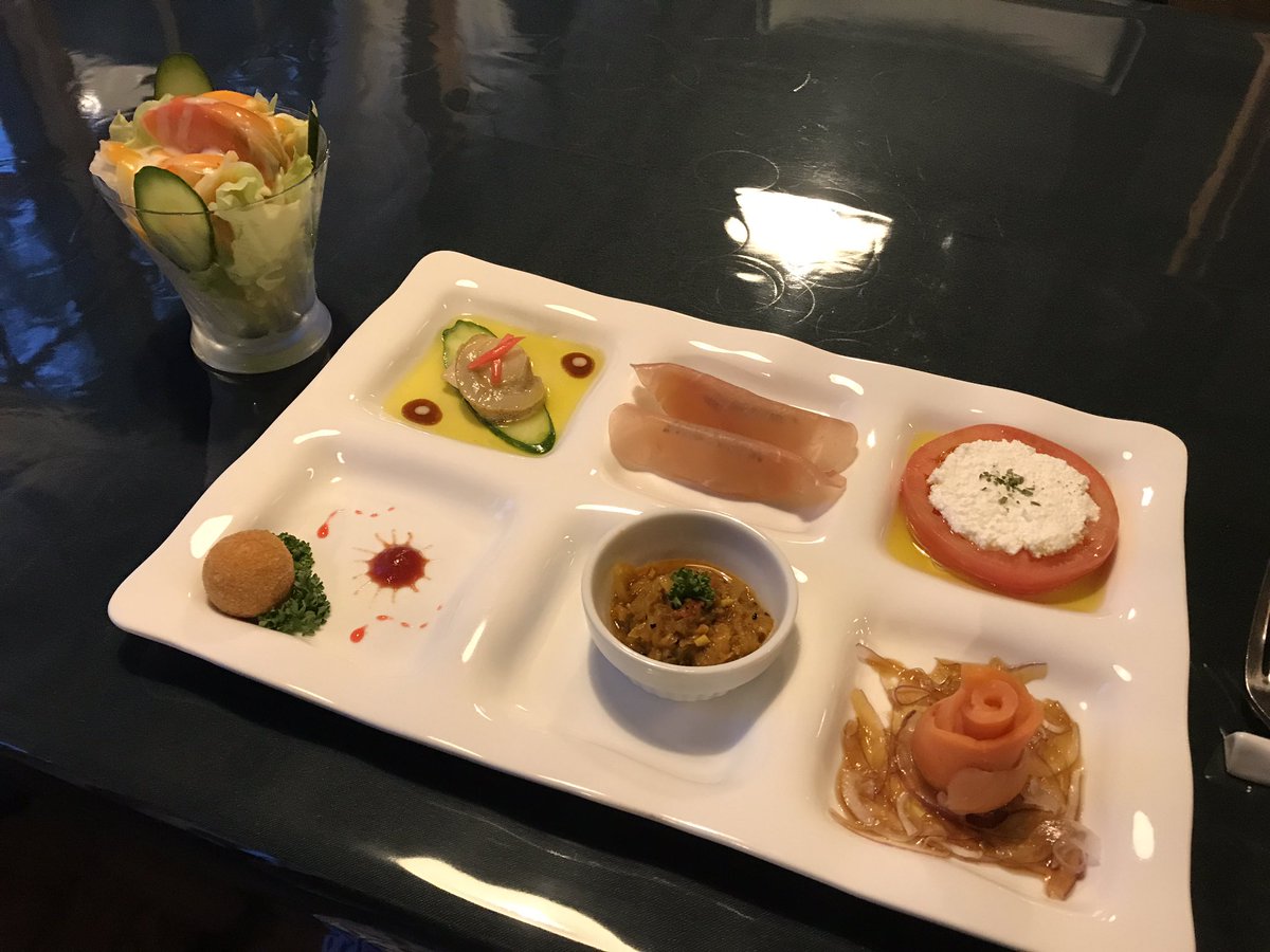 こじこじ 夕食は前菜に メインがエビ料理とチキンで 結構なボリューム 今日の夕飯