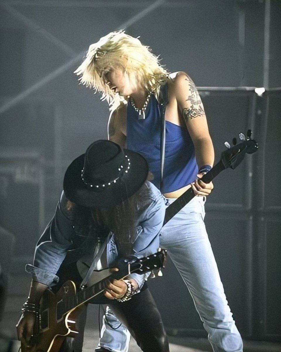 slashworldarg's tweet photo. @slash & @DuffMcKagan en un hangar de aeropuerto filmando el video de Yesterdays en Toronto, Canadá 1992 🤘🏻🇦🇷🎩
📷 Robert John.
#gunsnroses #airport #canada #toronto #hangar #video #yesterdays #slash #duffmckagan #videolocation #fender #gibsonlespaul #useyourillusion https://t.co/VPmVLL4iZF