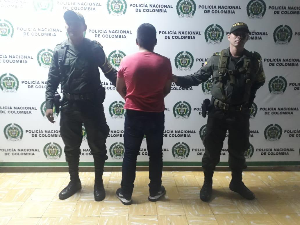 PoliciaCaqueta's tweet photo. #SetraDecaq Durante operativos de registro y control en la vía que conduce de la vereda el #Vergel - #Florencia logramos la Captura de un hombre por #UsoDeDocumentoFalso, quien presento inconsistencias en los sistemas de identificación. #ConstruyendoSeguridad https://t.co/ccZ3YKiG4c