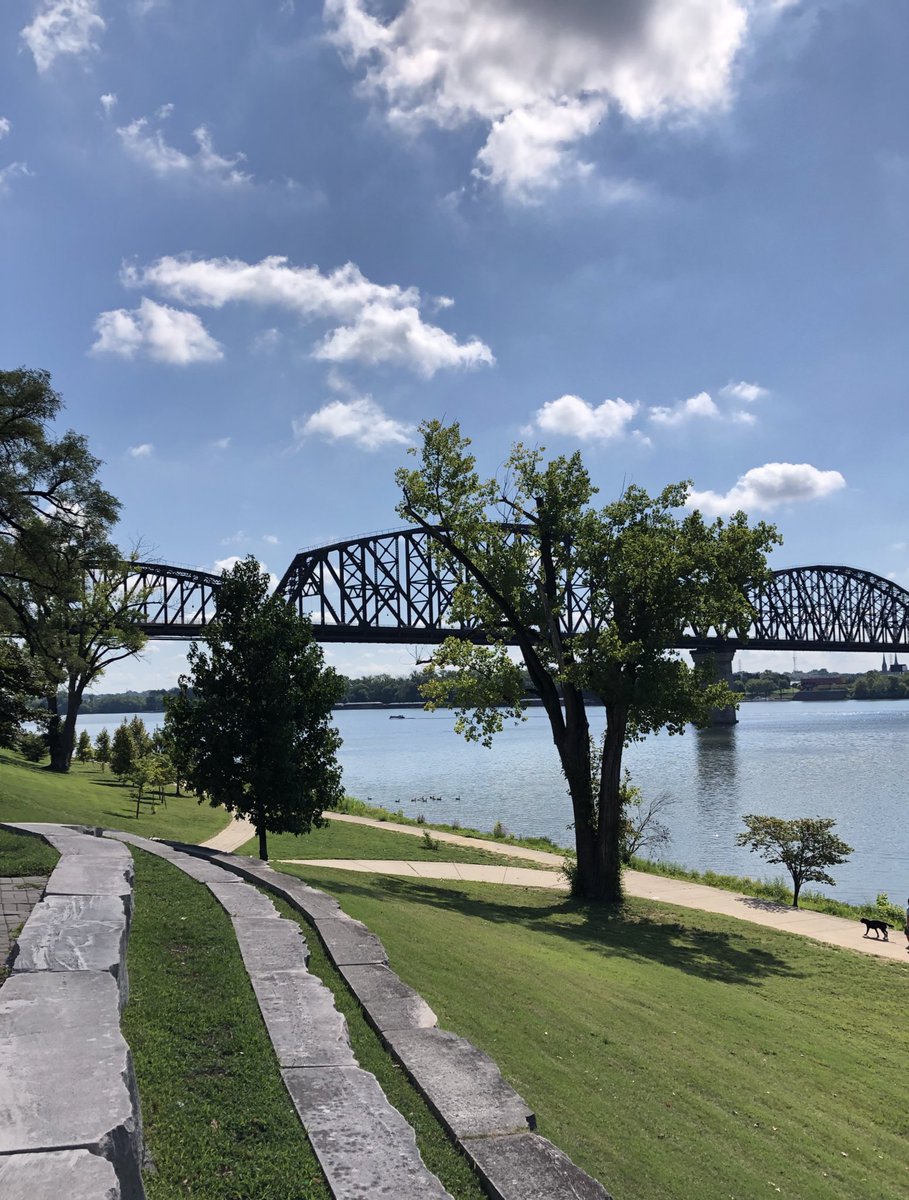 CeeDoubleUBee's tweet photo. Itโs an absolutely beautiful day! #OhioRiver #LouisvilleLove #Big4Bridge https://t.co/nNudetKTLf