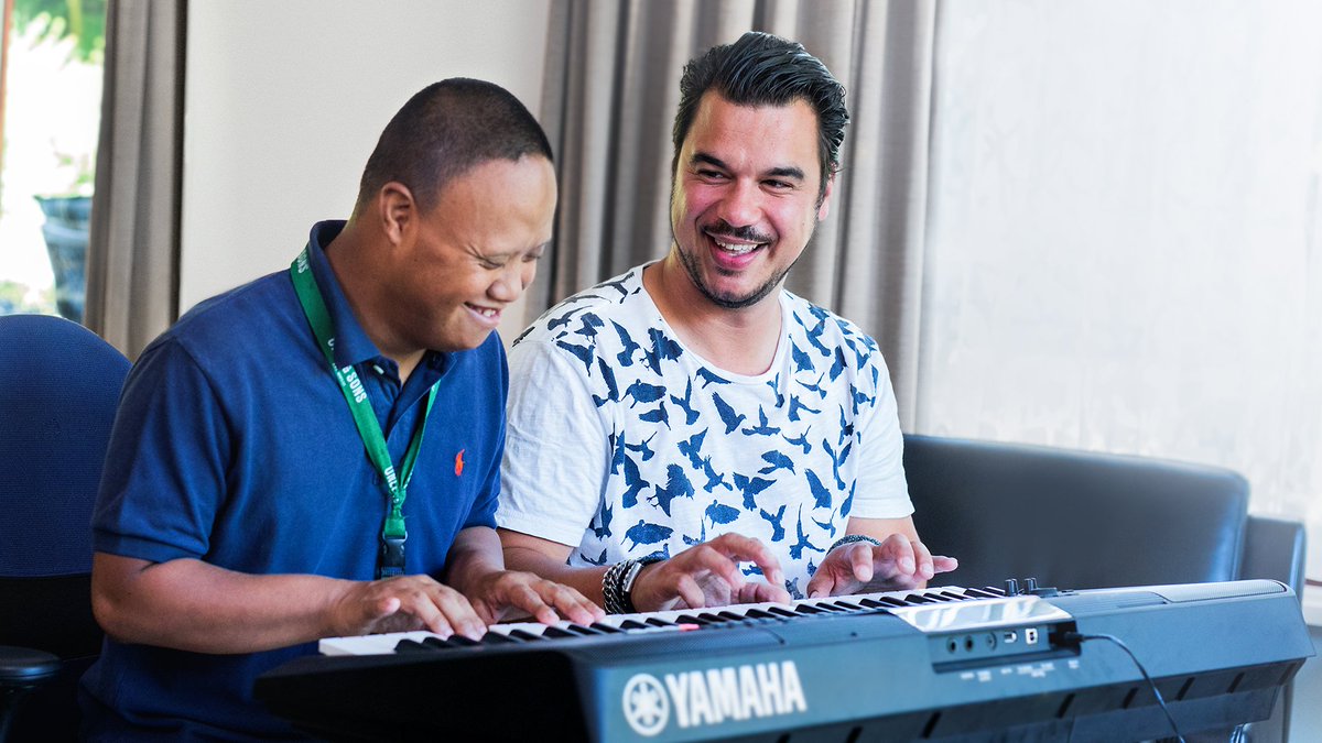 Justin is gek op muziek. Vooral op hiphop. Om Justin uit zijn schulp te halen, nam Sebastiaan zijn keyboard mee. Samen pianospelen en zingen. Dat is hun manier. Wat wordt jouw manier? Word ook begeleider! bit.ly/341tkw8 #begeleiderbijshl #helpenopjouwmanier #mooiwerk