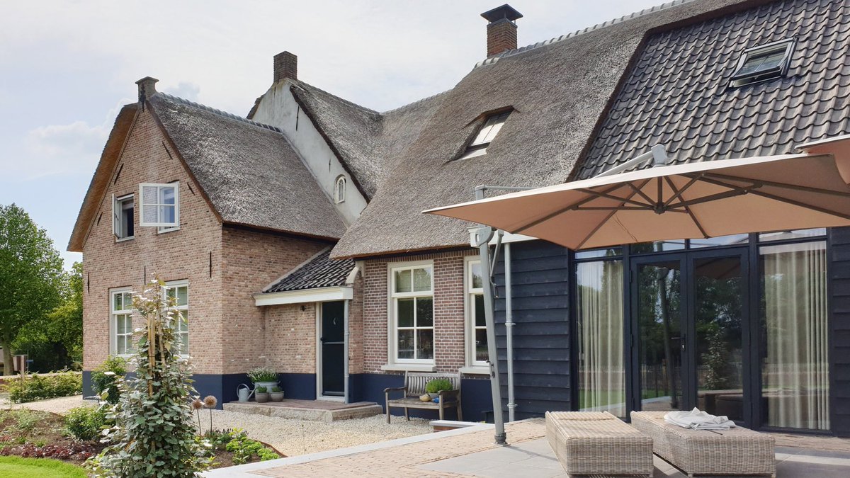 stijlarchitect's tweet photo. Weer een fantastisch resultaat! Wij maakte voor deze monumentale boerderij in Heukelum het verbouw- en renovatieplan met als resultaat een prachtige nieuwe woning met unieke details. #renovatie #renovatieproject #monumentaleboerderij #heukelum #woningbouw #stijlarchitectuur https://t.co/mmKvVjzOvh