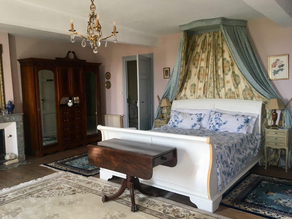 ChillingLucas's tweet photo. "It had a huge bed in it and a single was also put in to make it a family room." https://t.co/PjQ9srz5VG #France #hoteldecoursdethomazeau #Lot-et-Garonne #Castillonnes https://t.co/6irzGmQGoR