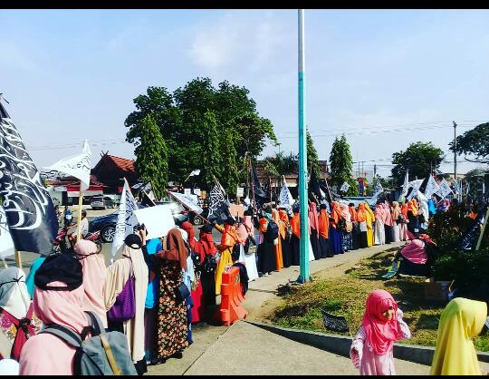Sabingah10's tweet photo. Salah satu kalimat dalam doa Kamilin yang biasa dibacakan usai sholat Tarawih disebutkan permohonan kepada Allah agar kita bisa ikut berjuang dibawah bendera [liwa] Rasulullah SAW.  #ParadeTauhidPawaiMuharram . #PanjiIslamSimbolPersatuan #UmatIslamBersatulah
#DZBE https://t.co/JNYCL1E0C7