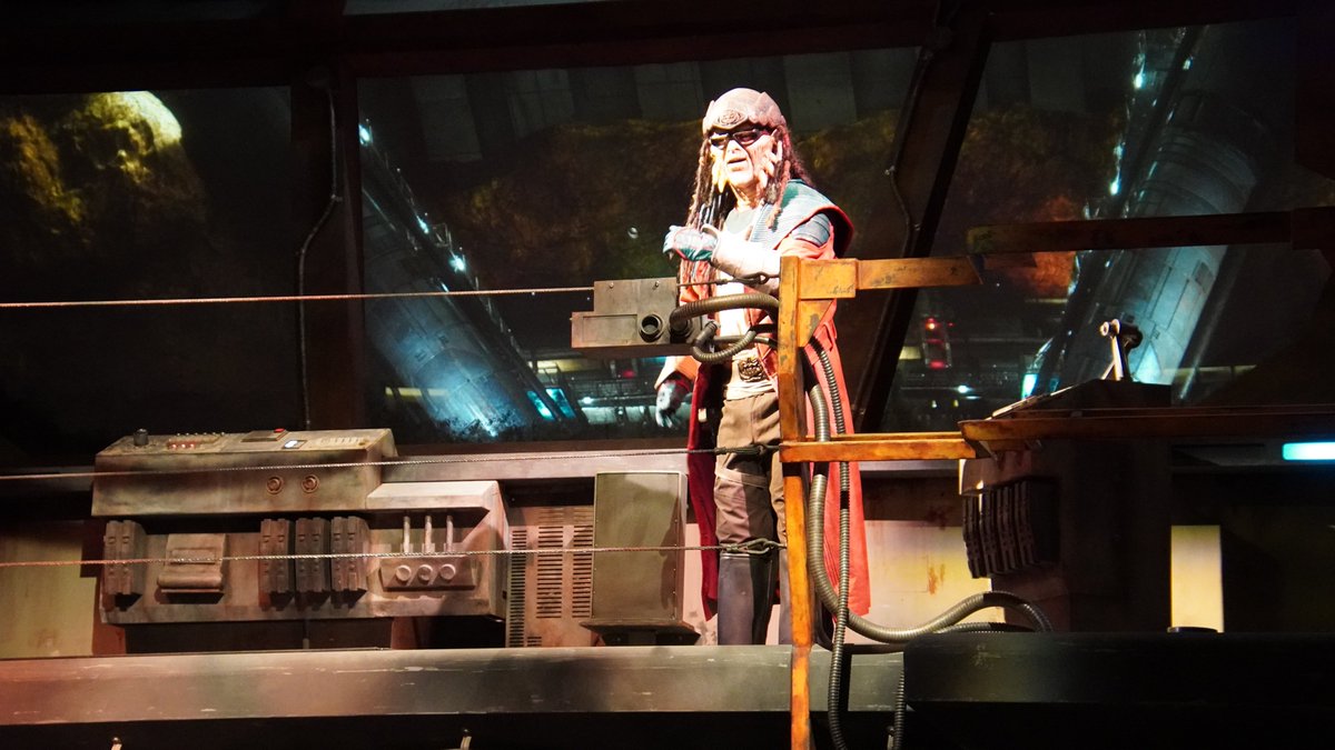 bioreconstruct's tweet image. The Millennium Falcon queue splits where Hondo Ohnaka briefs crews about their mission. The queue further splits when Pilot, Gunner, and Engineer role cards are received. Most crews don't realize they are now in 4 separate "chess board" rooms. Then into 28 separate cockpits.