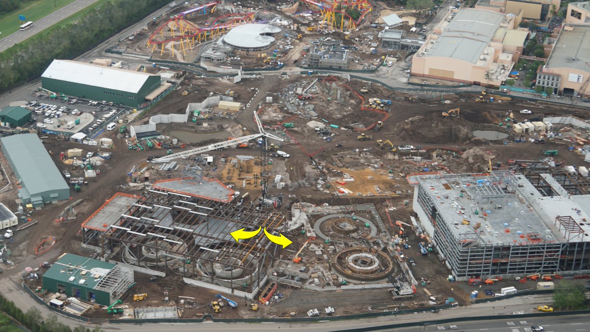 bioreconstruct's tweet image. The Millennium Falcon queue splits where Hondo Ohnaka briefs crews about their mission. The queue further splits when Pilot, Gunner, and Engineer role cards are received. Most crews don't realize they are now in 4 separate "chess board" rooms. Then into 28 separate cockpits.