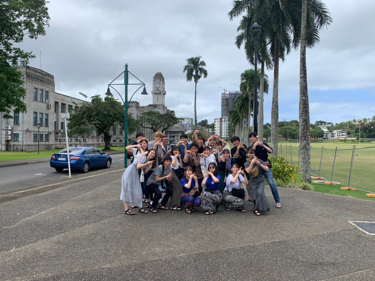 MU2019gv's tweet photo. 🏝8/18🐠
CA2日目
.
この日はバスが1台も来ない！という緊急事態が発生したため急遽1日中ホテルの近くを散歩��ながら色々な場所を巡りました🚶‍♂️🚶‍♀️

マーケットが開かれていたり、海岸へ行ったり…🌊
ときにはみんなで歌いながら歩いたり…👭👬 https://t.co/v6kPlGaDKF