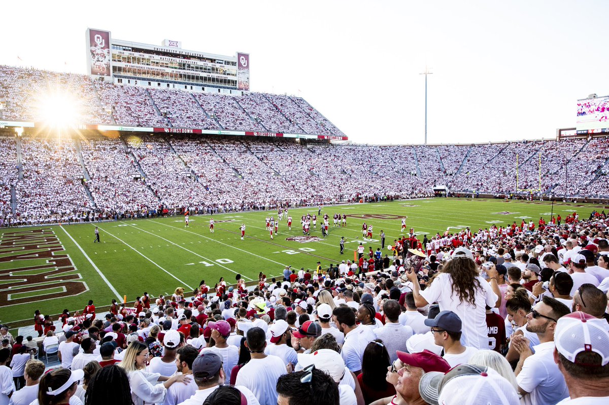 OU_Athletics's tweet photo. Dear Sooner Nation,

You’re the best. 

That’s all.

Thank you.

#BoomerSooner https://t.co/jYEu4ceSSB