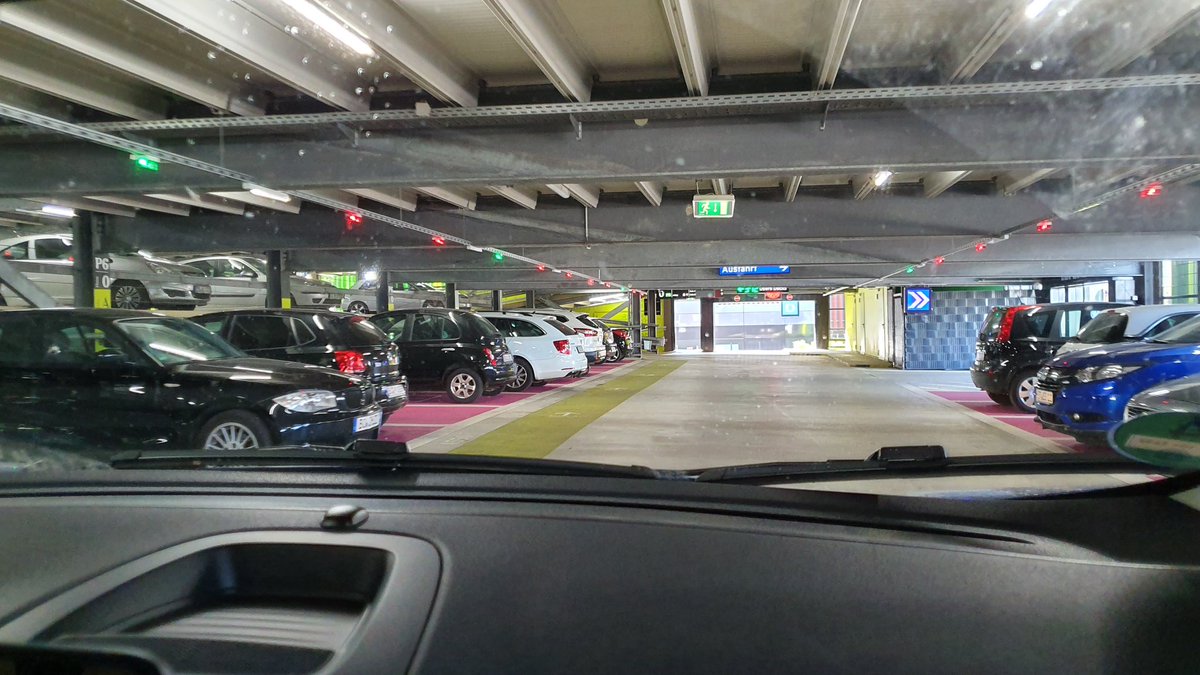 BeRR3dO's tweet photo. Für jeden der im Parkhaus parkt ein absolutes #underratedhack. Die Lichter, die anzeigen ob eine Parklücke frei ist oder nicht. @felix_lobrecht @TommiSchmitt #meinemeinung #gemischteshack #besteshack #hacki https://t.co/52EYnKlyao
