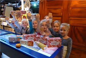 Ben jij binnenkort #jarig? Vier je #verjaardag dan bij de #Verkade Experience in het @ZaansMuseum! En word voor één dag een #Verkademeisje, #koekenbakker of #cacao-expert. Een #kinderfeestje om je vingers bij af te likken! ow.ly/DBez50vIzKu