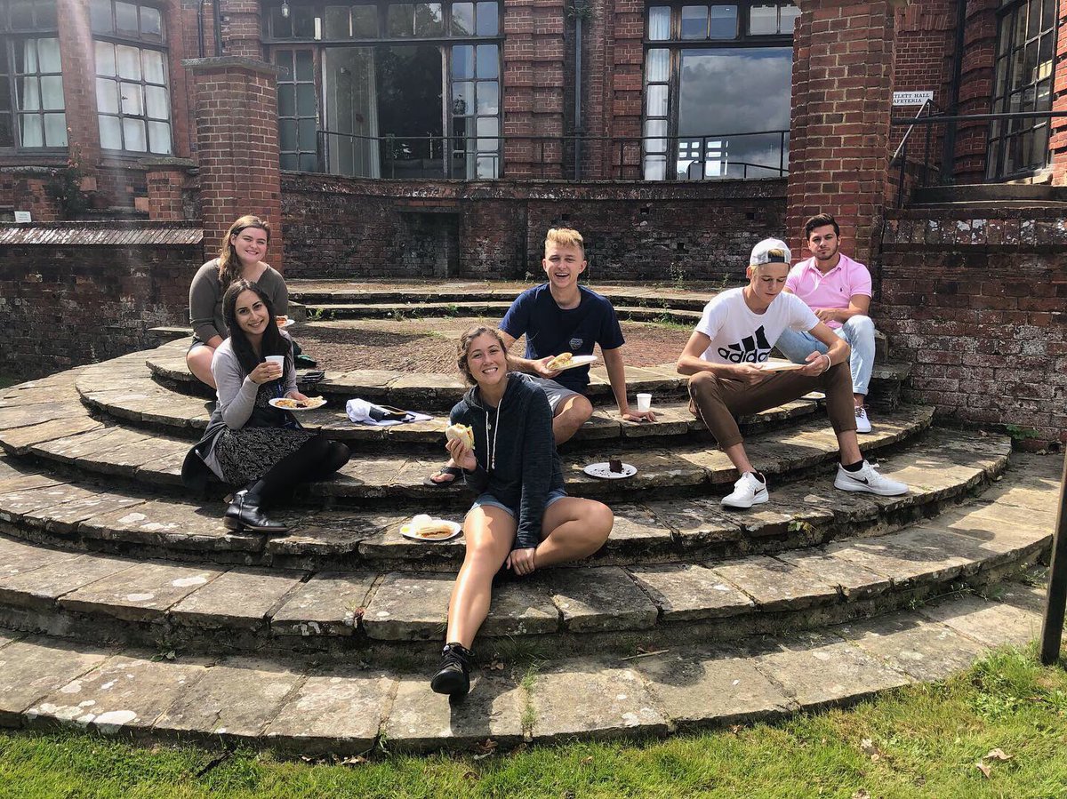NewboldCollege's tweet photo. Sunshine, new friends and food. Is there a better combination? We think not! #newboldcollege #berkshire #university #enrolmentday #studentlife #helloseptember https://t.co/l0yCSNsUvg