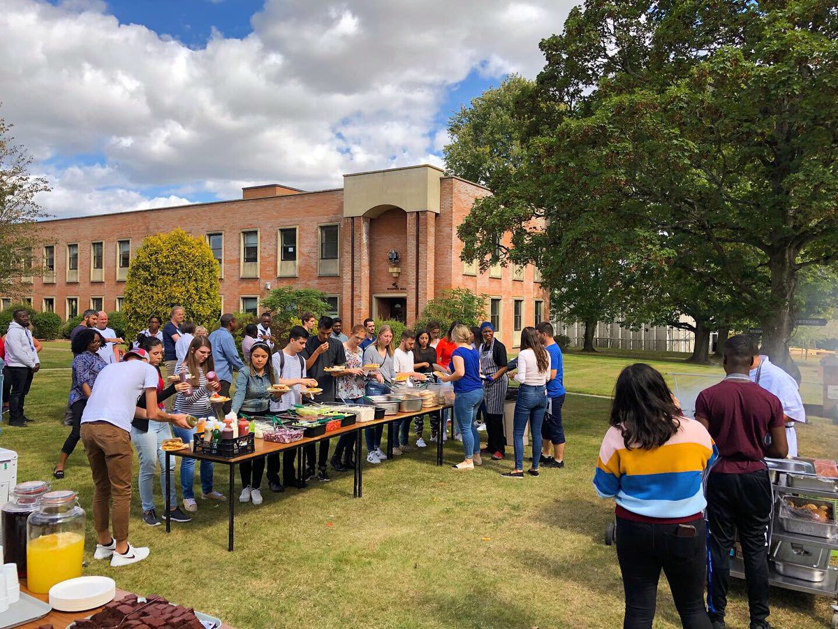 NewboldCollege's tweet photo. Sunshine, new friends and food. Is there a better combination? We think not! #newboldcollege #berkshire #university #enrolmentday #studentlife #helloseptember https://t.co/l0yCSNsUvg