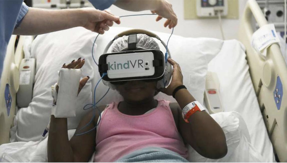 #VirtualReality kann das Körpererleben verändern und so auch als medizinisches oder therapeutisches Hilfsmittel dienen. Wie, erklärt UZH Neuropsychologin Jasmine Ho am #Digitaltag19, 3.9., 12-12.20 Uhr, Zürich HB, Hauptbühne. #DigitalCH19 news.uzh.ch/de/articles/20…