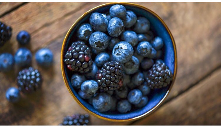 UTurnFitMake's tweet photo. What’s the blue to beat #MondayBlues?
Oh, it’s Blueberries! They’re low in calories, high in fiber, and loaded with essential micronutrients which help to defend your cells against harm from unstable molecules. https://t.co/1lO27DgDCv