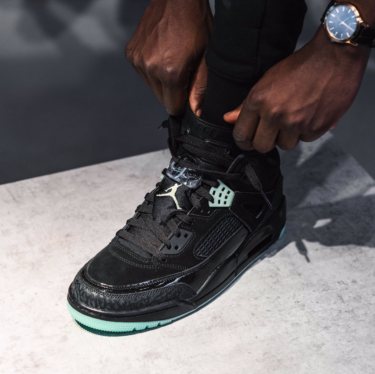 jordan spizike black green glow