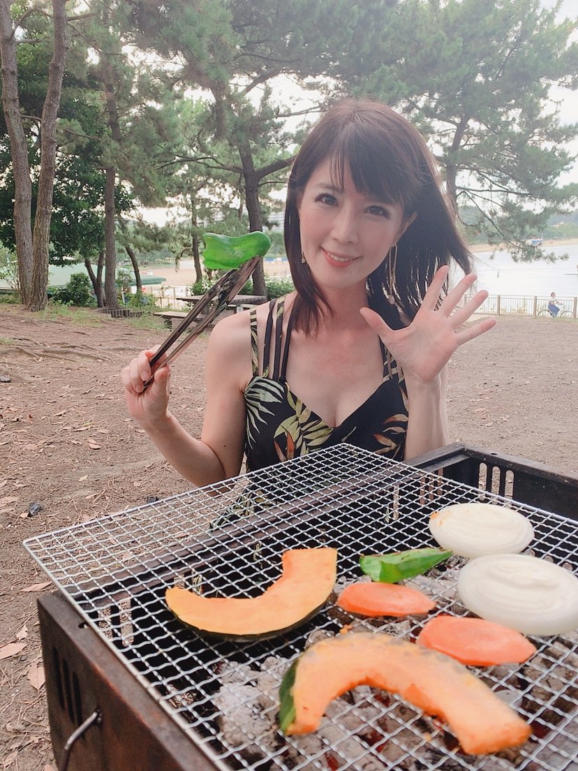 playboyangel720's tweet photo. 8月末はバーベキューオフ会をしたよ（＾ω＾）
海の見える公園で美味しいお肉や野菜、じゃがバターやソーセージやマシュマロも焼いてとっても楽しかった(o^^o)

参加してくれたみんな本当ありがとう😊😊

お腹いっぱいになりました(^○^) https://t.co/yYiuFIysB2